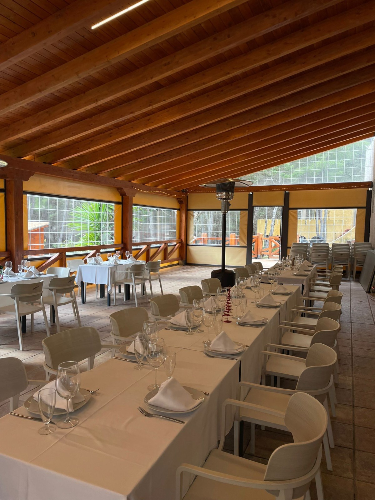 Restaurante del Camping La Puerta junto al río Alhárabe, Moratalla